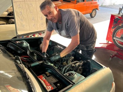 Stagiaire sur un moteur pendant la formation mécanicien automobile en PACA