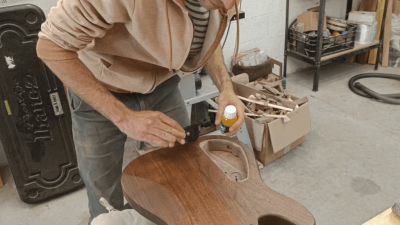 Stagiaire au cours du stage en lutherie avec un luthier vers Toulouse