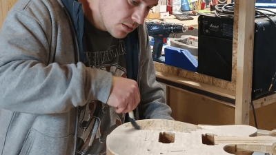 Stagiaire au cours du stage en lutherie avec un luthier vers Toulouse