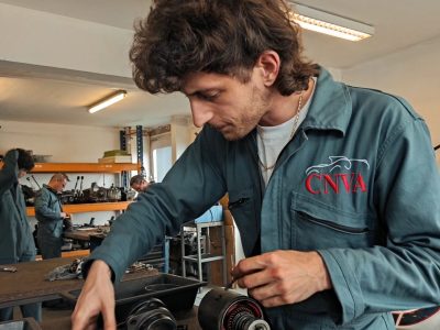 Stagiaires dans l'atelier pendant la formation mécanique auto vers Paris