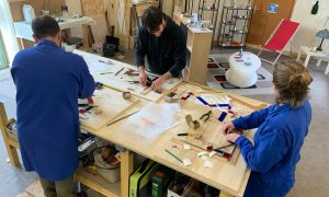 Stagiaires dans l'atelier au cours de la formation vitrail avec un vitrailliste dans la Nièvre