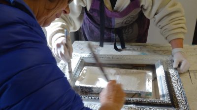 Stagiaires pendant l'atelier de rénovation et restauration de meubles avec dorure vers Bordeaux en Gironde