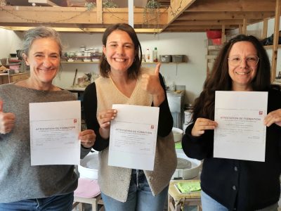 Stagiaires avec leurs attestations en fin de formation céramique vers Nantes