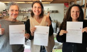 Stagiaires avec leurs attestations en fin de formation céramique vers Nantes