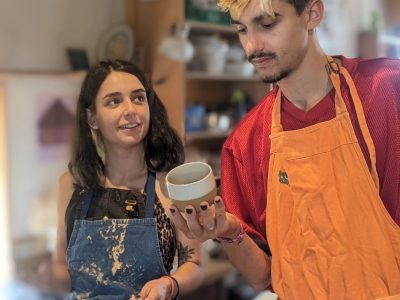 Stagiaires au cours de la formation céramique avec une céramiste vers Chambéry