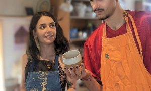 Stagiaires au cours de la formation céramique avec une céramiste vers Chambéry