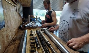 Stagiaires au stock pendant la formation mécanique moto en Aveyron