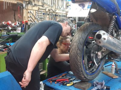 Stagiaires pendant la formation mécanicien moto