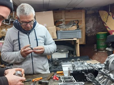 Stagiaires pendant la formation mécanicien motocycle