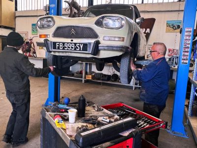 Stagiaires sur une voiture pendant la formation mécanique auto en PACA