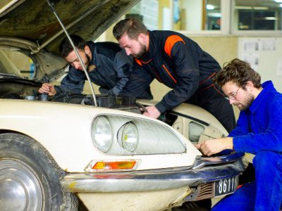 Stagiaires pendant la formation mécanique automobile vers Paris