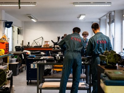 Stagiaires pendant la formation mécanique auto en Ile-de-France