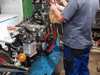 Stagiaires sur une moto pendant la formation mécanique moto en Aveyron