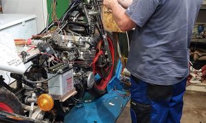 Stagiaires sur une moto pendant la formation mécanique moto en Aveyron