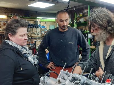Stagiaires pendant la formation mécanique moto