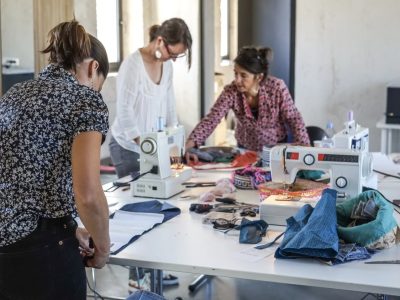 Stagiaires au cours de la formation en couture avec une styliste en PACA