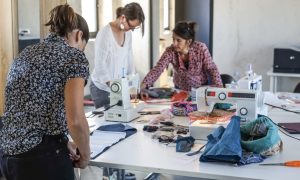 Stagiaires au cours de la formation en couture avec une styliste en PACA
