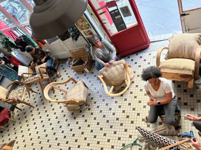 Stagiaires au cours de la formation tapissier garnisseur à Lyon