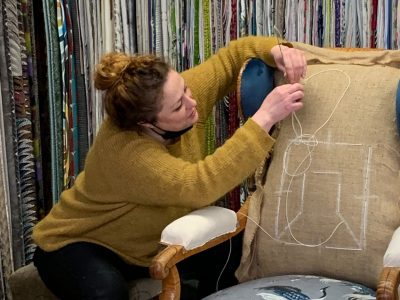 Stagiaire pendant la formation tapissier en siège à Lyon