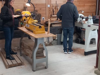 Stagiaires pendant la formation tourneur sur bois entre Toulouse et Auch