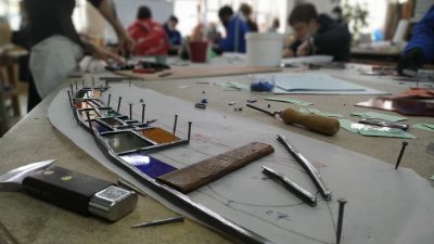 Stagiaires sur un vitrail au cours de la formation ou le stage vitrailliste proche de Toulouse à Castres dans le Tarn