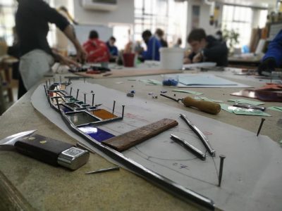 Stagiaires sur un vitrail au cours de la formation ou le stage vitrailliste proche de Toulouse à Castres dans le Tarn