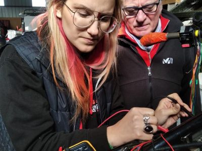 Mesures par les stagiaires pendant la formation mécanique moto en Aveyron