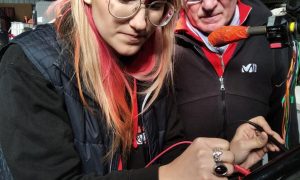 Mesures par les stagiaires pendant la formation mécanique moto en Aveyron