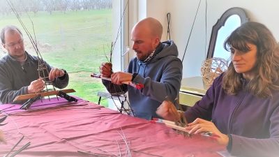 Stagiaires au cours du stage de vannerie avec Claudia vannière