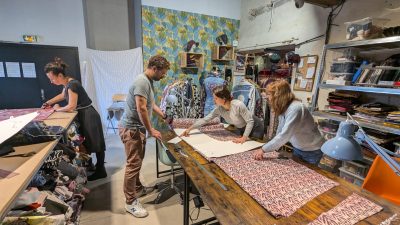 Stagiaires pendant le stage de couture de pantalon