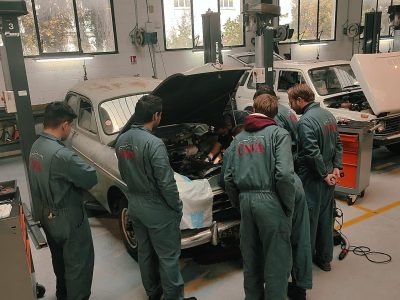 Stagiaires sur moteur pendant la formation mécanique automobile vers Paris