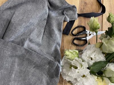 Tablier de fleuriste pendant la formation fleuriste à Paris en Ile-de-France