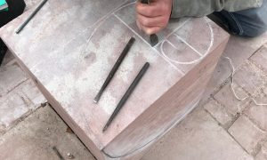 Taille au cours de la formation sculpteur tailleur de pierre dans les Vosges