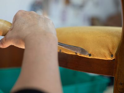 Maitrise du geste pendant la formation tapissier d'ameublement vers Toulouse