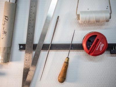 Outils du tapissier d'ameublement pendant la formation à Toulouse