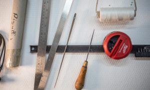 Outils du tapissier d'ameublement pendant la formation à Toulouse