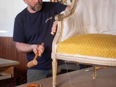 Pierre pendant la formation en tapisserie d'ameublement proche de Toulouse