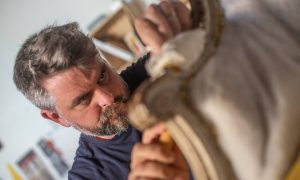 Apprentissage pendant la formation en tapisserie d'ameublement proche de Toulouse