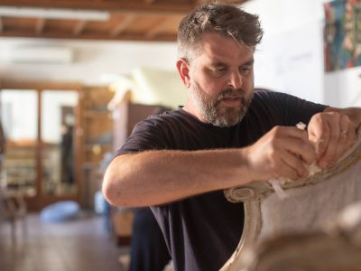 Pierre pendant la formation en tapisserie d'ameublement proche de Toulouse