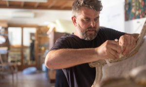 Pierre pendant la formation en tapisserie d'ameublement proche de Toulouse