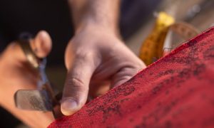 Apprentissage des gestes pendant la formation tapissier d'ameublement à Toulouse