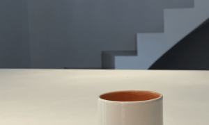 Tasse bicolore au cours de la formation céramiste potier à Toulouse