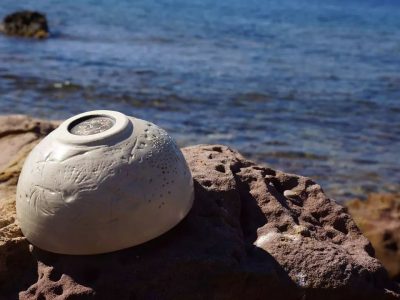 Tasse et mer pendant la formation potier à Toulon