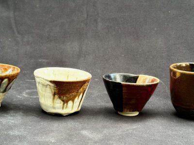 Récipents de Lucie pendant la formation céramique et poterie avec une céramiste vers Mâcon