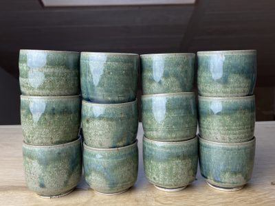 Tasses au cours de la formation céramique et poterie avec un céramiste vers Auch dans le Gers