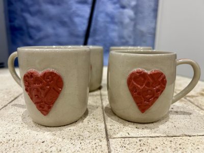 Tasses pendant la formation céramique avec une céramiste entre Chartres et Orléans