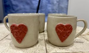 Tasses pendant la formation céramique avec une céramiste entre Chartres et Orléans