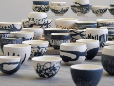 Tasses pendant la formation céramique à Paris