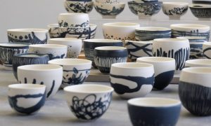 Tasses pendant la formation céramique à Paris