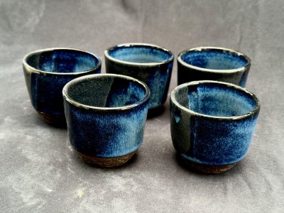 Tasses de Lucie pendant la formation céramique et poterie avec une céramiste vers Mâcon